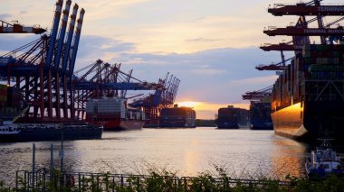 Hamburg Limanı üzerinde gün batımı - HAMBURG ŞEHRİ, GERMANY - 10 Mayıs 2021