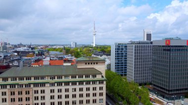 Hamburg 'un güzel şehir merkezi ve Alster Nehri Gölü - HAMBURG, GERMANY - 10 Mayıs 2021