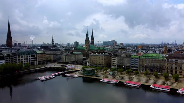 El hermoso centro de Hamburgo con el lago Alster River — Foto de Stock