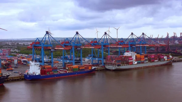 Terminal de contentores no porto de Hamburgo - HAMBURG, ALEMANHA - 10 de maio de 2021 — Fotografia de Stock