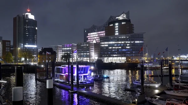 Hamburger Hafen - Traumhafte Aussicht bei Nacht - HAMBURG CITY, DEUTSCHLAND - 10. Mai 2021 — Stockfoto