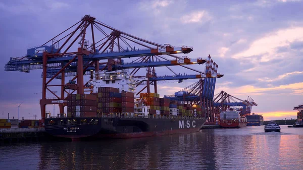 Solnedgång över hamnen i Hamburg - HAMBURG CITY, TYSKLAND - MAJ 10, 2021 — Stockfoto