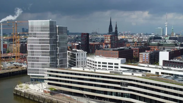 Luftaufnahme des modernen Hafenviertels in Hamburg am Hafen - HAMBURG, DEUTSCHLAND - 10. Mai 2021 — Stockfoto