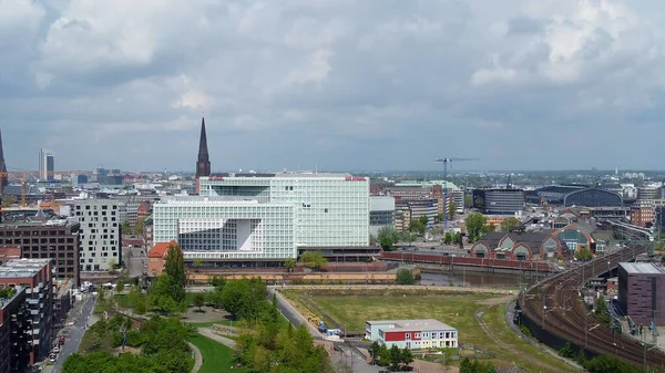 Vista aérea sobre el moderno distrito de Harbour City en Hamburgo en el puerto - HAMBURG, ALEMANIA - 10 DE MAYO DE 2021 — Foto de Stock
