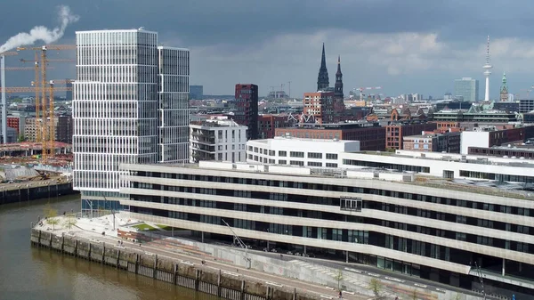 Moderne Gebäude in der Hafenstadt Hamburg am Hafen - Luftaufnahme - HAMBURG, DEUTSCHLAND - 10. Mai 2021 — Stockfoto