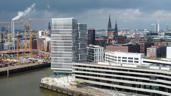 Luftaufnahme des modernen Hafenviertels in Hamburg am Hafen - HAMBURG, DEUTSCHLAND - 10. Mai 2021 — Stockfoto