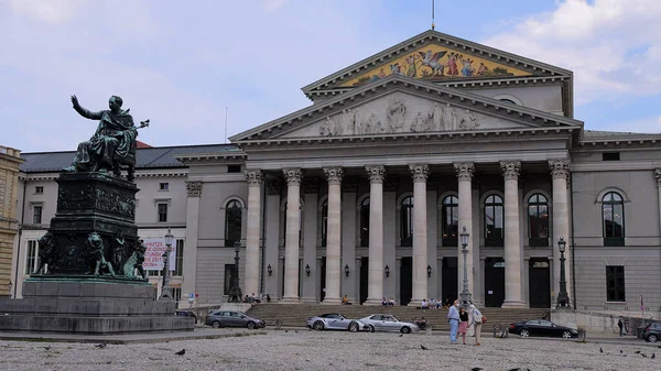 Münchner Oper und Nationaltheater - MÜNCHEN, DEUTSCHLAND - 03. Juni 2021 — Stockfoto