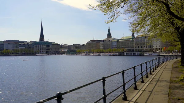 O belo centro da cidade de Hamburgo com lago Alster River — Fotografia de Stock