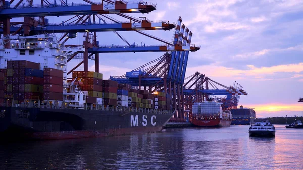 Hamburgs hamn på kvällen i motljus - HAMBURG CITY, TYSKLAND - MAJ 10, 2021 — Stockfoto