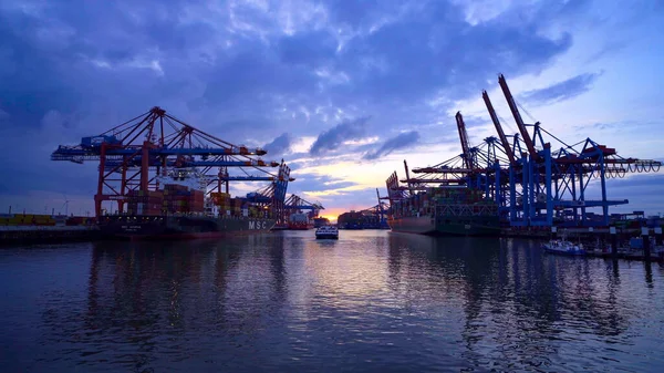 El impresionante Puerto de Hamburgo con sus enormes terminales de contenedores — Foto de Stock