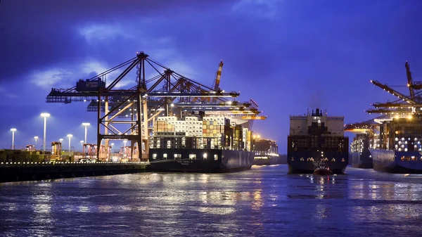 Geceleyin devasa konteynır terminalleriyle etkileyici Hamburg Limanı HAMBURG Şehri, GERMANY - 10 Mayıs 2021 — Stok fotoğraf