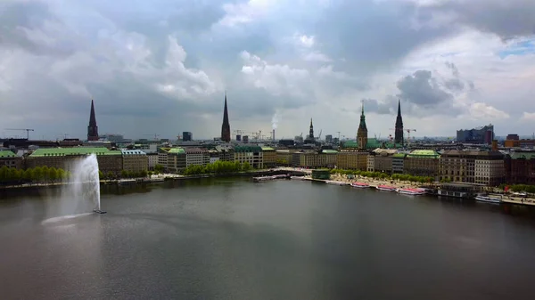 Famosa fuente en el lago Alster en el centro de Hamburgo — Foto de Stock