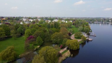 Alster Nehri üzerindeki Hamburg şehrinde yeşil alanlar ve parklar