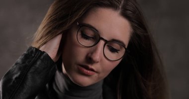 Fotoğraf çekimi için poz vermek - 20 'li yaşlarının ortasında genç bir kadın -