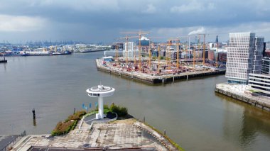 Limandaki Hamburg 'daki modern Harbour City bölgesinde hava manzarası