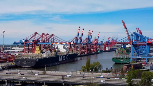 Enormes grúas de carga en el puerto de Hamburgo - HAMBURG, ALEMANIA - 10 DE MAYO DE 2021 — Foto de Stock