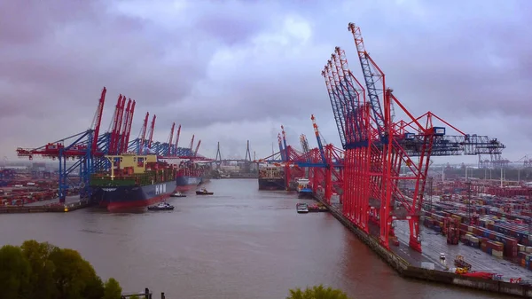 Containerterminalen i Hamburgs hamn - HAMBURG, TYSKLAND - MAJ 10, 2021 — Stockfoto