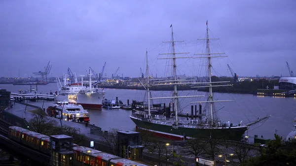 Schöner Hamburger Hafen bei Nacht — Stockfoto