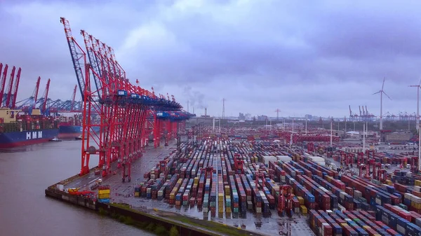 Hamburgs imponerande hamn med sina enorma containerterminaler - flygvy - HAMBURG, TYSKLAND - MAJ 10, 2021 — Stockfoto