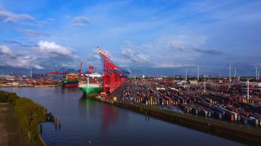 Hamburg Limanı 'ndaki konteyner terminali - HAMBURG, Almanya - 10 Mayıs 2021