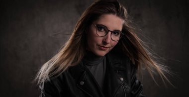 Stüdyoda genç ve çekici bir kadınla fotoğraf çekimi.