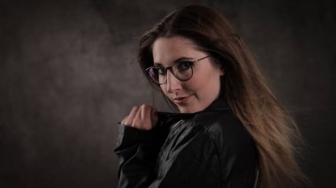 Stüdyoda genç ve çekici bir kadınla fotoğraf çekimi.