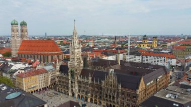 Marien Meydanı 'ndaki Münih Belediye Binası tarihi bölgede - hava manzaralı