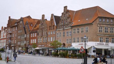 Luneburg Almanya 'nın tarihi şehrindeki güzel eski binalar - LUENEBURG Şehri, GERMANY - 11 Mayıs 2021