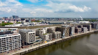 Limandaki Hamburg 'daki modern Harbour City bölgesinde hava manzarası