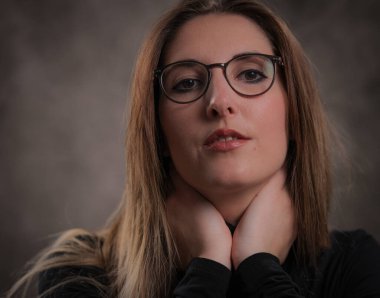 Stüdyoda güzel bir sarışının yakın çekimi.