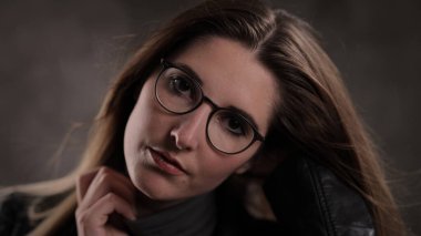 20 'li yaşlarının ortasında çekici bir kadının yakın plan fotoğrafı.