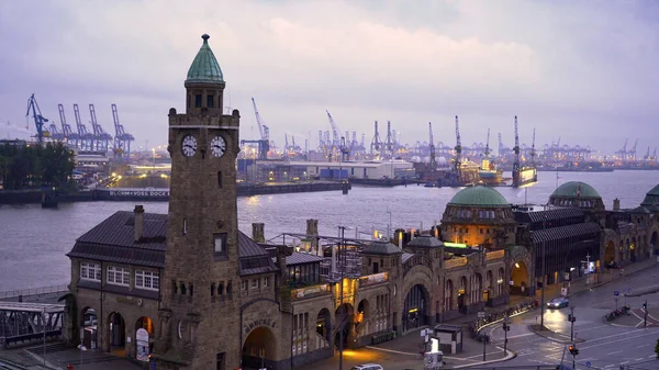 Berühmte St. Pauli Landungsbrücken im Hamburger Hafen - Toller Abendblick - HAMBURG CITY, DEUTSCHLAND - 10. Mai 2021 — Stockfoto