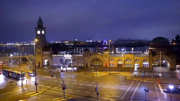 Famoso St Pauli Landungsbruecken no porto de Hamburgo vista incrível noite — Fotografia de Stock