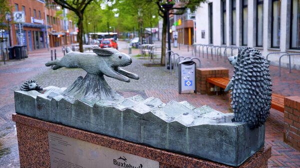 Заяц и Ежик достопримечательность исторического города Букстехуде в Северной Германии