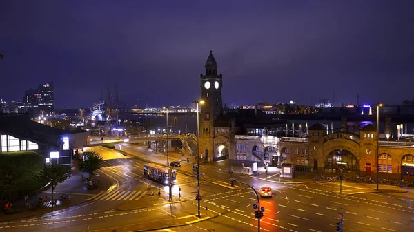 Famoso St Pauli Landungsbruecken en el puerto de Hamburgo - increíble vista de la noche —  Fotos de Stock