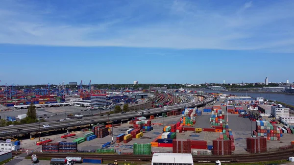 Hamburg limanındaki konteynır - hava manzaralı