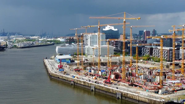 Enormes estaleiros de construção no distrito de Harbour City, no porto de Hamburgo - HAMBURG, ALEMANHA - 10 de maio de 2021 — Fotografia de Stock