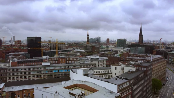 Letecký výhled na centrum Hamburku - HAMBURG, NĚMECKO - 10. května 2021 — Stock fotografie