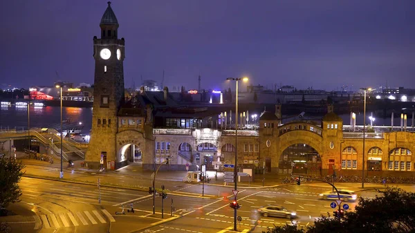 Famoso St Pauli Landungsbruecken al porto di Amburgo - splendida vista serale — Foto Stock