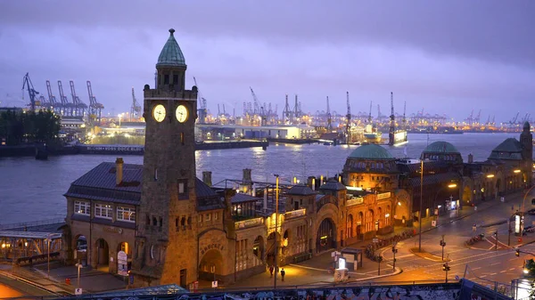 ハンブルクの港で有名な聖パウリ・ランドゥンスブルケン-素晴らしい夜の景色 — ストック写真