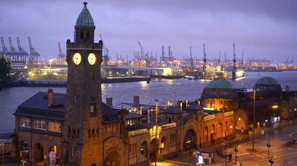 Famosa St. Pauli Landungsbruecken nel porto di Amburgo - CITTÀ D'AMBURGO, GERMANIA - 10 MAGGIO 2021 — Foto Stock