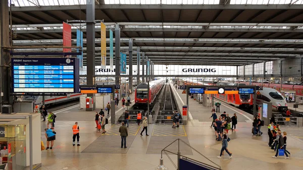 Munich Central Train Station i sentrum - MUNICH, GERMANY - JUNE 03, 2021 – stockfoto