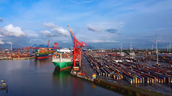 El impresionante Puerto de Hamburgo con sus enormes terminales de contenedores - vista aérea - HAMBURG, ALEMANIA - 10 DE MAYO DE 2021 —  Fotos de Stock