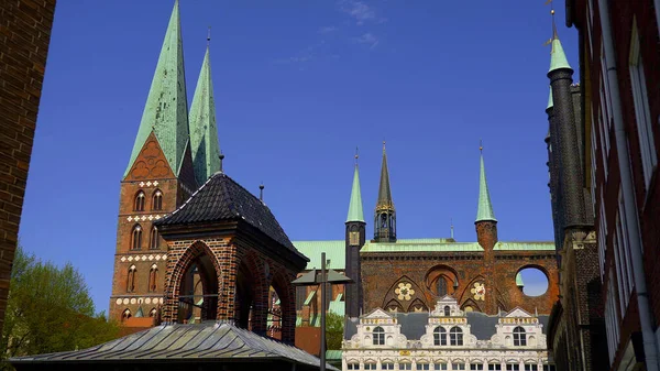 Hermosos edificios históricos en el centro de la ciudad de Lubeck - Ayuntamiento — Foto de Stock