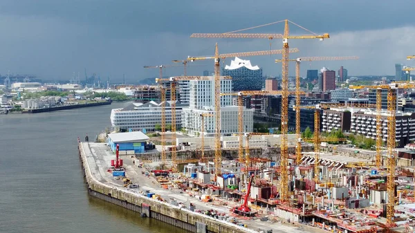 Hlavní staveniště v moderním a rychle rostoucím městě Hamburk - letecký výhled - HAMBURG, NĚMECKO - 10. května 2021 — Stock fotografie