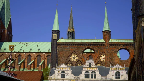 Hermosos edificios históricos en el centro de la ciudad de Lubeck - Ayuntamiento — Foto de Stock