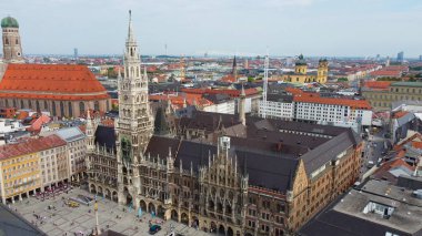 Marien Meydanı 'ndaki Münih Belediye Binası tarihi bölgede - hava manzaralı