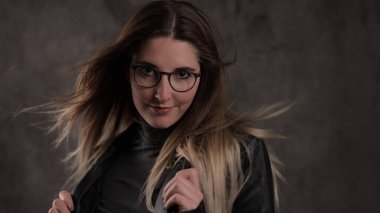 Stüdyoda genç ve çekici bir kadınla fotoğraf çekimi.