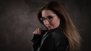 20 'li yaşlarının ortasında çekici bir kadının yakın plan fotoğrafı.