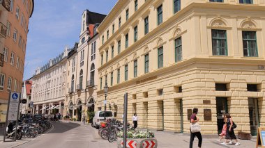 Güneşli bir günde Münih 'te yaya bölgesi - MÜZİK, Almanya - 03 Haziran 2021